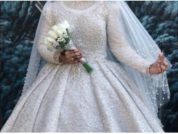 فستان ابيض بديل طويل