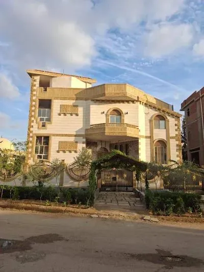 فيلا فاخرة للبيع في مدينة الشروق، مساحة 695م²، موقع مميز