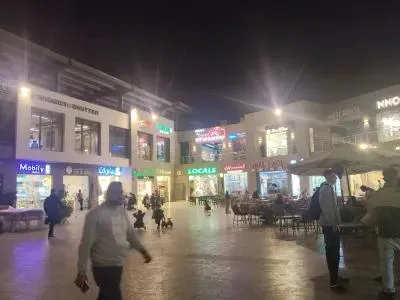 محل تجاري للبيع جاهز للتسليم في مول The Market بالتجمع الثالث