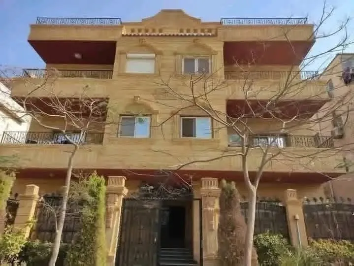 شقة فاخرة للبيع في فيلا جنوب الأكاديمية - 220م² - نصف تشطيب - تسهيلات - من المالك