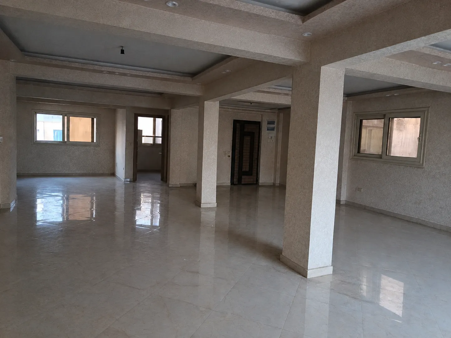 🏢 فرصة مميزة للإيجار | 250 متر 📍 محمد فريد – أمام نادي الشمس شقة بمساحة كبيرة وموقع مميز، مناسبة للاستخدامات السكنية والإدارية والطبية، حسب طبيعة النشاط. ✨ مواصفات الشقة: ▪️ المساحة: 250 متر مربع ▪️ الدور الخامس ▪️ أسانسير ▪️ 3 غرف نوم ▪️ 2 حمام ▪️ مطبخ ▪️ 2 بلكونة ▪️ ريسيبشن كبير جدًا وواسع 🏢 مناسبة لعدة استخدامات، منها: • عيادة طبية • معمل تحاليل • مكتب إداري أو مقر شركة • مركز خدمات أو أنشطة مناسبة للمساحة 📍 الموقع: محمد فريد، أمام نادي الشمس