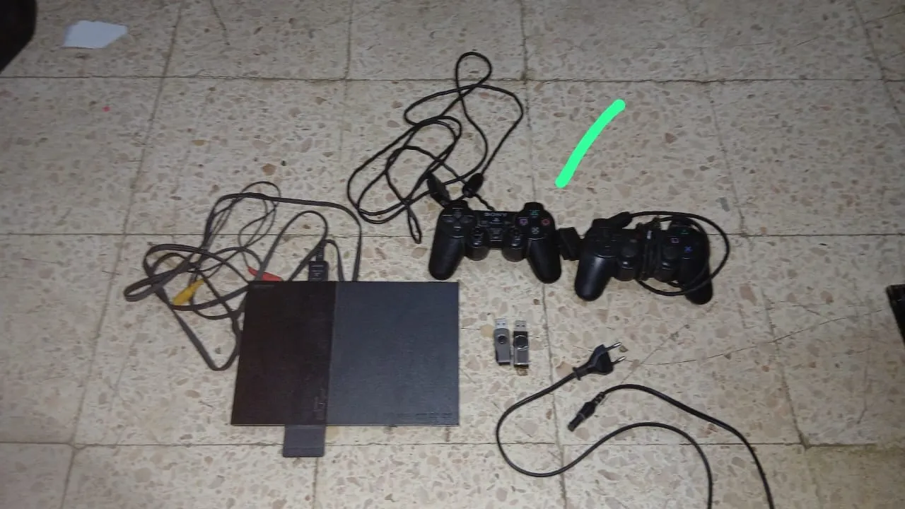بلايستيشن 2 بحالة جيدة مع ألعاب وكماليات